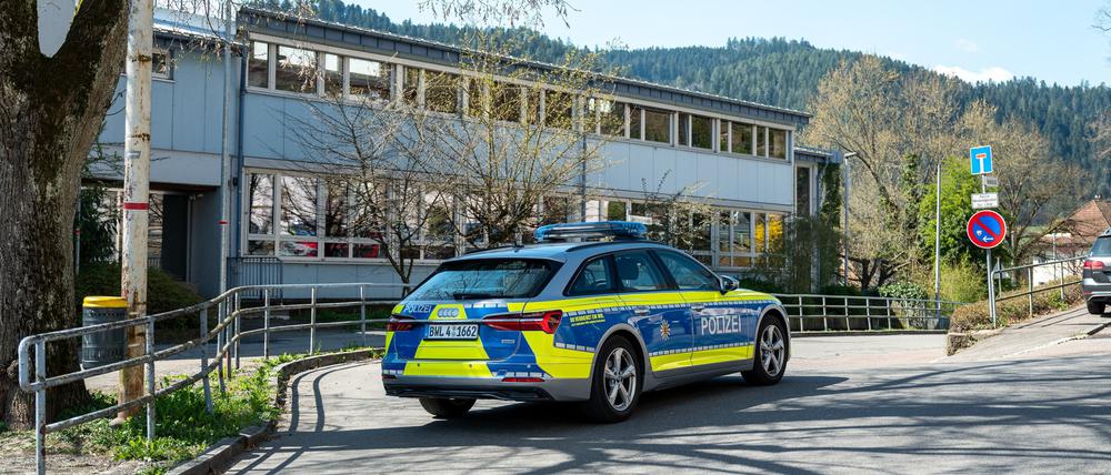 Polizeiautos stehen in einer Straße in Schramberg. In Baden-Württemberg ist ein Mann nach einem Schusswaffengebrauch durch die Polizei gestorben.