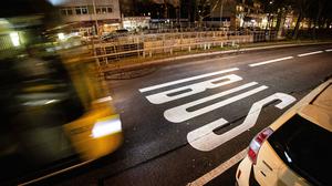 Ein Bus der Berliner Verkehrsbetriebe BVG auf einer Busspur am Nollendorfplatz in Berlin.