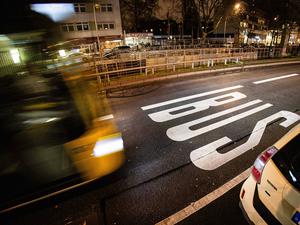 Ein Bus der Berliner Verkehrsbetriebe BVG auf einer Busspur am Nollendorfplatz in Berlin.