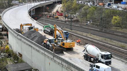 Baumaschinen stehen auf der gesperrten Ringbahnbrücke.