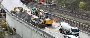 Baumaschinen stehen auf der gesperrten Ringbahnbrücke.