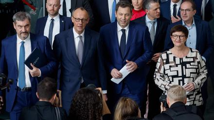 Die Spitzenverhandler präsentieren ihre Arbeit: Friedrich Merz, Lars Klingbeil und Co. am Mittwoch im Berliner Paul-Löbe-Haus. 