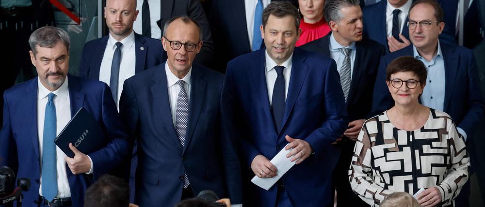 Die Spitzenverhandler präsentieren ihre Arbeit: Friedrich Merz, Lars Klingbeil und Co. am Mittwoch im Berliner Paul-Löbe-Haus.