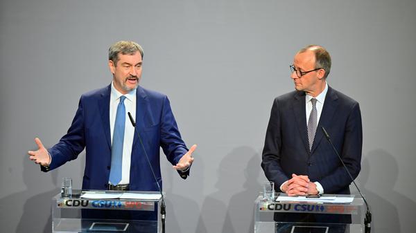 Markus Söder, Ministerpräsident von Bayern und CSU-Vorsitzender, und Friedrich Merz: Da erklärt wohl einer dem anderen was.