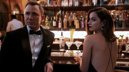 James Bond (Daniel Craig, l.) und Paloma (Ana de Armas, r.) +++ Die Verwendung des sendungsbezogenen Materials ist nur mit dem Hinweis und Verlinkung auf RTL+ gestattet. +++