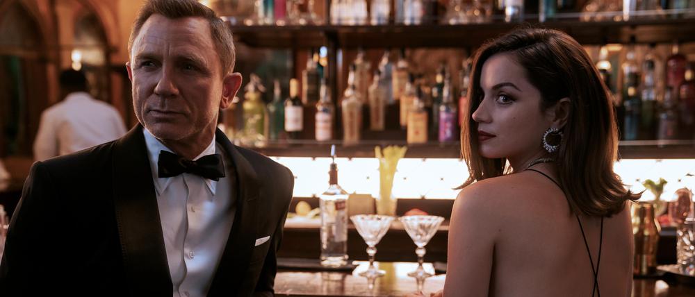 James Bond (Daniel Craig, l.) und Paloma (Ana de Armas, r.) +++ Die Verwendung des sendungsbezogenen Materials ist nur mit dem Hinweis und Verlinkung auf RTL+ gestattet. +++