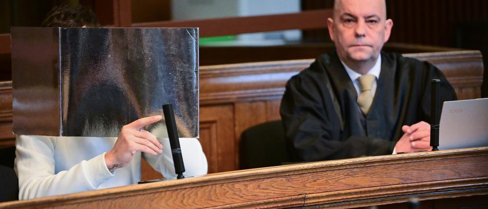 Der Angeklagte sitzt zum Prozessbeginn gegen ihn im Saal neben seinem Rechtsanwalt Axel Czapp.