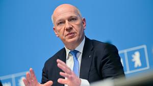 Regierender Bürgermeister von Berlin, spricht auf einer Pressekonferenz des Berliner Senats. 