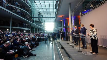 Markus Söder (M-r), Ministerpräsident von Bayern und CSU-Vorsitzender, Friedrich Merz, Unions-Kanzlerkandidat und CDU-Bundesvorsitzender, Lars Klingbeil, SPD-Fraktions- und Bundesvorsitzender, und Saskia Esken, SPD-Bundesvorsitzende, geben eine Pressekonferenz.