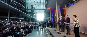 Markus Söder (M-r), Ministerpräsident von Bayern und CSU-Vorsitzender, Friedrich Merz, Unions-Kanzlerkandidat und CDU-Bundesvorsitzender, Lars Klingbeil, SPD-Fraktions- und Bundesvorsitzender, und Saskia Esken, SPD-Bundesvorsitzende, geben eine Pressekonferenz.