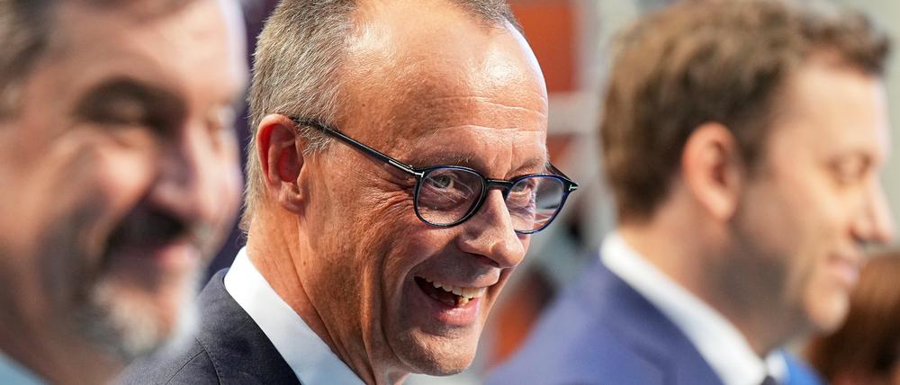 Fröhlichkeit und Zuversicht - die hat Friedrich Merz (Mitte) nach schwierigen Wochen für ihn zu verbreiten versucht.