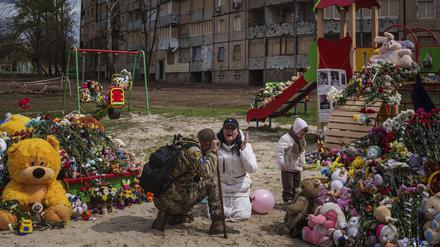Eine Frau weint auf dem Spielplatz, auf dem eine russische Rakete 20 Menschen, darunter neun Kinder, getötet hat. 