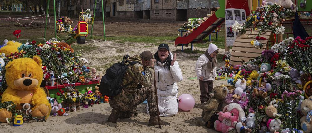 Eine Frau weint auf dem Spielplatz, auf dem eine russische Rakete 20 Menschen, darunter neun Kinder, getötet hat.