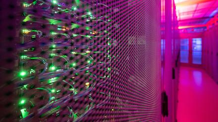 Künstliche Intelligenz braucht viel Energie: LEDs leuchten in einem Serverschrank in einem Rechenzentrum in Frankfurt am Main.