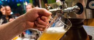 ARCHIV - 17.10.2020, Berlin: In einer Gaststätte wird ein Bier gezapft. So wenig Bier wie 2020 haben die Verbraucher in Deutschland seit Jahrzehnten nicht mehr getrunken. Hauptgrund für den gesunkenen Bierkonsum und das Bier-Rekordtief dürften die Kneipenschließungen wegen der Corona-Pandemie gewesen sein. (zu dpa: «Brauer-Bund: Bier-Tief in Deutschland im Corona-Jahr») Foto: Christophe Gateau/dpa +++ dpa-Bildfunk +++