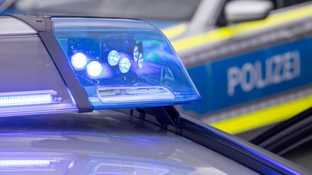 Ein Blaulicht auf dem Dach eines Polizeifahrzeugs. (Symbolbild)