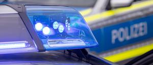 Ein Blaulicht auf dem Dach eines Polizeifahrzeugs. (Symbolbild)