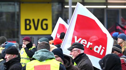 Mitarbeiter der BVG haben sich während des Warnstreiks der Gewerkschaft Verdi bei den Berliner Verkehrsbetrieben (BVG) vor der Zentrale ihres Unternehmens versammelt. (Archivbild)