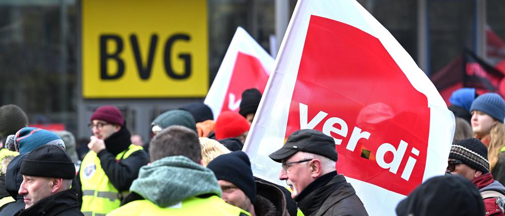 Mitarbeiter der BVG haben sich während des Warnstreiks der Gewerkschaft Verdi bei den Berliner Verkehrsbetrieben (BVG) vor der Zentrale ihres Unternehmens versammelt. (Archivbild)