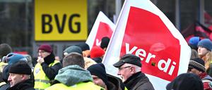 Mitarbeiter der BVG haben sich während des Warnstreiks der Gewerkschaft Verdi bei den Berliner Verkehrsbetrieben (BVG) vor der Zentrale ihres Unternehmens versammelt. (Archivbild)