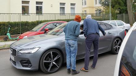 Staus in der Ahornallee in Berlin-Westend infolge der Brückensperrung auf der Stadtautobahn A100.