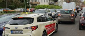 Staus in der Ahornallee in Berlin-Westend infolge der Brückensperrung auf der Stadtautobahn A100.