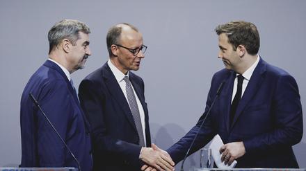 L-R Markus Soeder, Ministerpraesident von Bayern, Friedrich Merz, CDU-Parteivorsitzender, und Lars Klingbeil, SPD-Parteivorsitzender und neuer Fraktionsvorsitzender der SPD-Bundestagsfraktion.