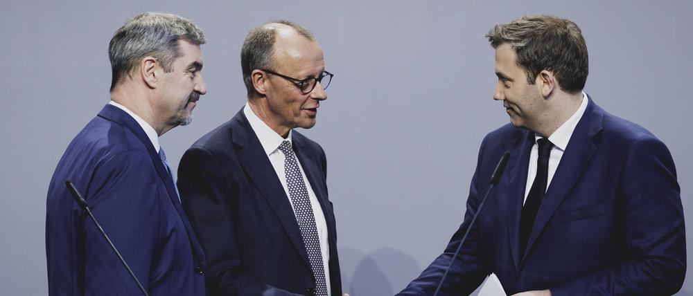 L-R Markus Soeder, Ministerpraesident von Bayern, Friedrich Merz, CDU-Parteivorsitzender, und Lars Klingbeil, SPD-Parteivorsitzender und neuer Fraktionsvorsitzender der SPD-Bundestagsfraktion.