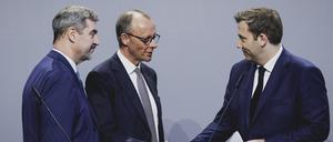 L-R Markus Soeder, Ministerpraesident von Bayern, Friedrich Merz, CDU-Parteivorsitzender, und Lars Klingbeil, SPD-Parteivorsitzender und neuer Fraktionsvorsitzender der SPD-Bundestagsfraktion.