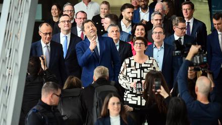 Auf dem Weg zur Präsentation der Verhandlungsergebnisse: Die Spitzen der wahrscheinlichen künftigen Koalition.