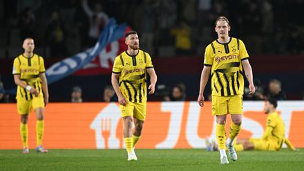Dortmunds Julian Brandt (r) und Salih Özcan stehen nach dem Gegentor zum 4:0 enttäuscht auf dem Platz.