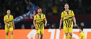 Dortmunds Julian Brandt (r) und Salih Özcan stehen nach dem Gegentor zum 4:0 enttäuscht auf dem Platz.