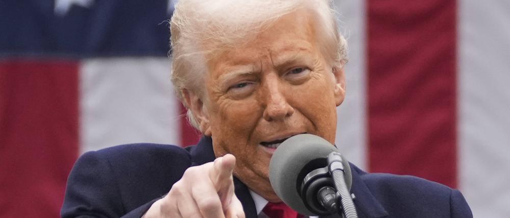US-Präsident Donald Trump spricht im Rosengarten des Weißen Hauses. 