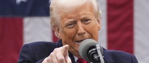 US-Präsident Donald Trump spricht im Rosengarten des Weißen Hauses. 