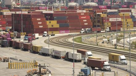 Los Angeles: Lastwagen warten auf die Verladung von Schiffscontainern im Hafen von Los Angeles.