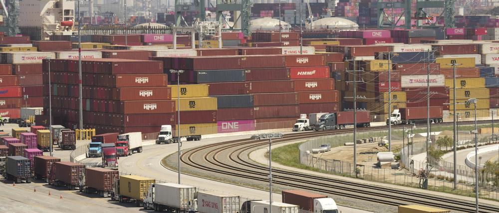 Los Angeles: Lastwagen warten auf die Verladung von Schiffscontainern im Hafen von Los Angeles.