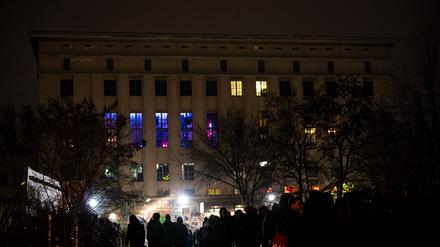 ARCHIV - 13.12.2024, Berlin: Menschen stehen zum 20. Jubiläum des Technoclubs Berghain in der Schlange vor dem Gebäude. (zu dpa: «Club-Ranking: Köln vor Berlin - Ibiza weiter spitze») Foto: Fabian Sommer/dpa +++ dpa-Bildfunk +++