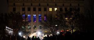 ARCHIV - 13.12.2024, Berlin: Menschen stehen zum 20. Jubiläum des Technoclubs Berghain in der Schlange vor dem Gebäude. (zu dpa: «Club-Ranking: Köln vor Berlin - Ibiza weiter spitze») Foto: Fabian Sommer/dpa +++ dpa-Bildfunk +++