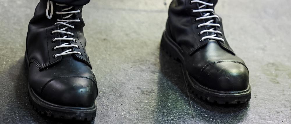 Ein Teilnehmer einer rechtsextremen Kundgebung trägt schwarze Springerstiefel mit weißen Schnürriemen, einem weit verbreitetem Symbol der rechten Szene.
