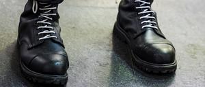  Ein Teilnehmer einer rechtsextremen Kundgebung trägt schwarze Springerstiefel mit weißen Schnürriemen, einem weit verbreitetem Symbol der rechten Szene. 