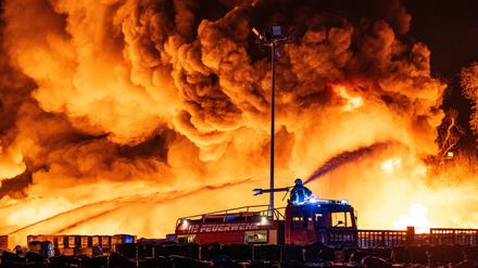 Einsatzkräfte der Feuerwehr löschen einen Brand auf dem Gelände einer kunststoffverarbeitenden Firma in einem Gewerbegebiet in Ahlen. 