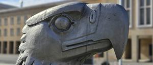 Vom einst riesigen Adler ist nur der Kopf erhalten.