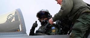 Ein F/A-18 Hornet-Pilot der finnischen Luftwaffe zeigt während einer Luftwaffenübung mit dem Namen „Ramstein Flag“ auf dem Luftwaffenstützpunkt Leeuwarden am 9. April 2025 vom Cockpit aus den Daumen hoch.