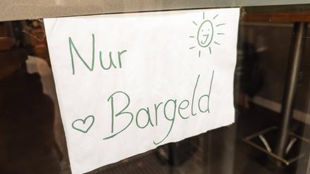 Schilder wie diese sind in Deutschland noch immer weit verbreitet. Viele Kleinunternehmer lehnen Kartenzahlung ab, weil sie darin keinen Nutzen sehen.