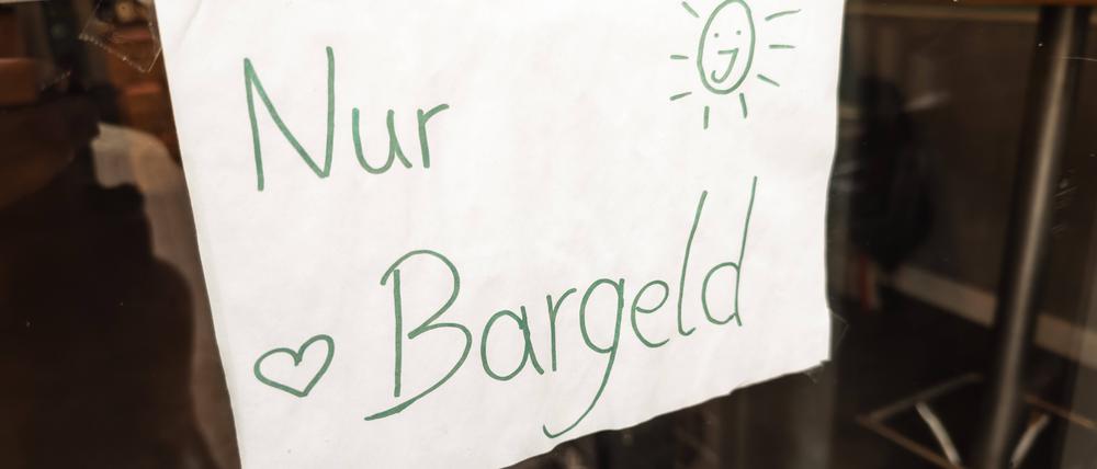 Schilder wie diese sind in Deutschland noch immer weit verbreitet. Viele Kleinunternehmer lehnen Kartenzahlung ab, weil sie darin keinen Nutzen sehen.