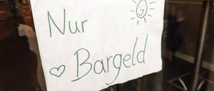 Schilder wie diese sind in Deutschland noch immer weit verbreitet. Viele Kleinunternehmer lehnen Kartenzahlung ab, weil sie darin keinen Nutzen sehen.