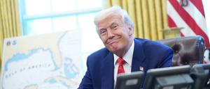 Plötzlich doch keine Zölle mehr, zumindest für 90 Tage nicht: Donald Trump am 9. April 2025 im Oval Office.