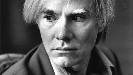 Der Kunstverein „PrideArt“ lädt zur Oster-Ausstellung ins ehemalige Frauengefängnis in Lichterfelde. Unter anderem stellt Star-Fotograf Michael Childers zwei Porträts von Andy Warhol aus dem Jahr 1972 aus.