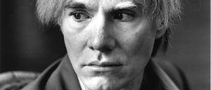 Der Kunstverein „PrideArt“ lädt zur Oster-Ausstellung ins ehemalige Frauengefängnis in Lichterfelde. Unter anderem stellt Star-Fotograf Michael Childers zwei Porträts von Andy Warhol aus dem Jahr 1972 aus.