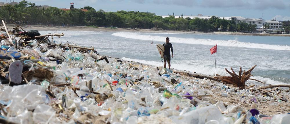  Angeschwemmter Müll ist am Kuta Beach auf Bali zu sehen.  